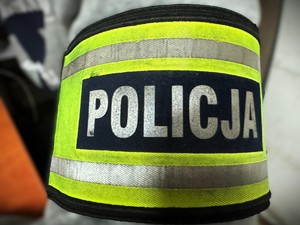 na zdjeciu widać opaskę z napisem Policja