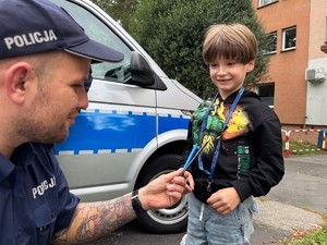 na zdjeciu widać policjantów i chłopca