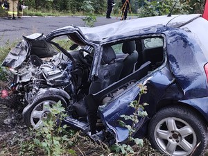 na zdjeciu widać zniszczony samochód