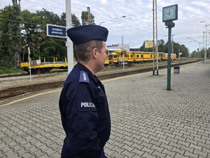na zdjeciu widać policjanta na dworcu kolejowym