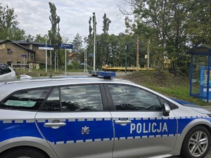 na zdjeciu widać radiowóz przy dworcu kolejowym