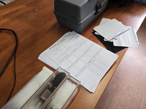 na zdjeciu widać daktyloskopię