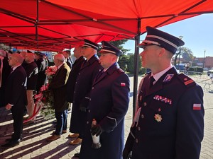 na zdjeciu widać policjantów