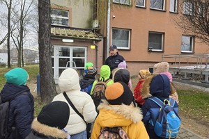 na zdjeciu widać dzieci i policjanta