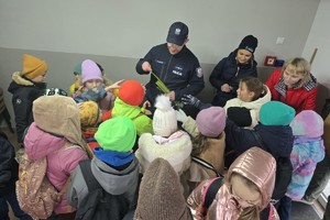 na zdjeciu widać dzieci i policjanta