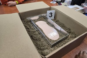 na zdjeciu widać zabezpieczony ślad