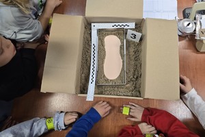 na zdjeciu widać dzieci i zabezpieczony ślad