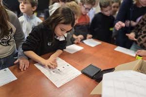 na zdjeciu widać dzieci