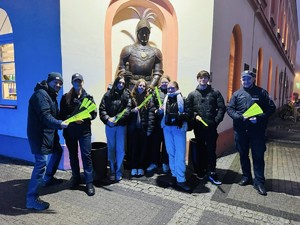 na zdjęciu widać policjantów, reportera i mieszkańców