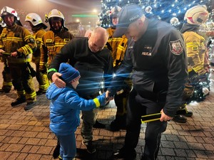 na zdjęciu widać policjantów i dziecko