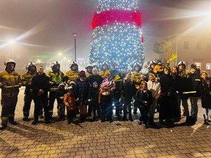 na zdjęciu widać policjantów i mieszkańców