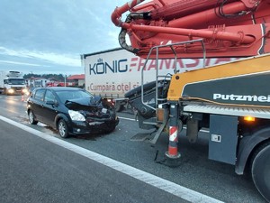 na zdjeciu widać rozbity samochód