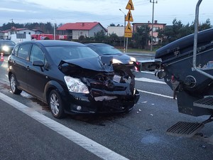 na zdjeciu widać rozbity samochód