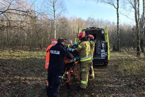 na zdjeciu widać służby i seniora