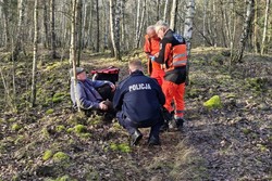 na zdjeciu widać służby i seniora