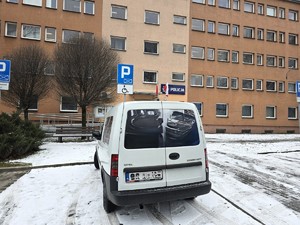 na zdjeciu widać zaparkowany samochód