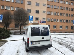 na zdjeciu widać zaparkowany samochód