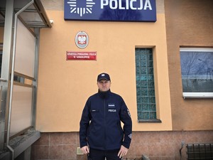 na zdjeciu widać policjanta