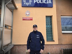 na zdjeciu widać policjanta
