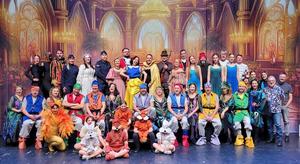 na zdjeciu widać aktorów