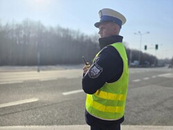 na zdjeciu widać policjanta