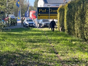 na zdjęciu widać policjanta z psem