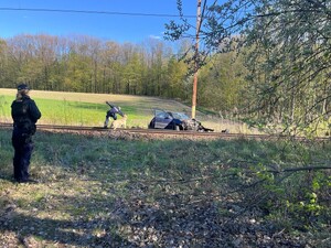 na zdjęciu widać policjantów i samochód