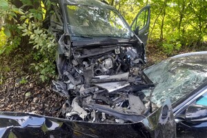 na zdjeciu widać uszkodzone pojazdy