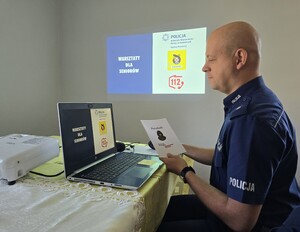 na zdjęciu widać policjanta