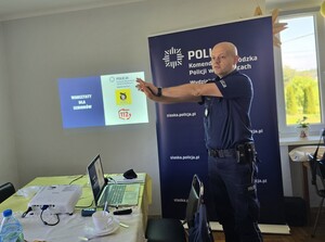 na zdjęciu widać policjanta