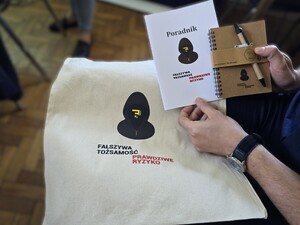 na zdjęciu widać ulotki