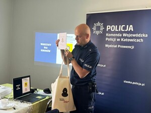 na zdjęciu widać policjanta