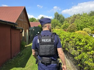 na zdjęciu widać policjanta