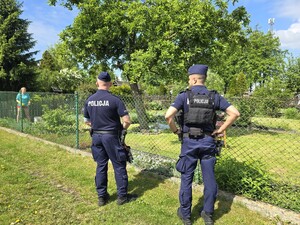 na zdjęciu widać policjantów i działkowiczów