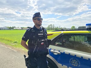 na zdjęciu widać policjanta