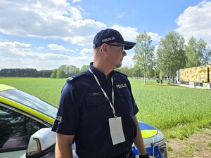 na zdjęciu widać policjanta