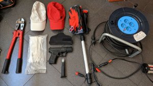 odzież, narzędzia i pistolet zabezpieczone w mieszkaniu zatrzymanego