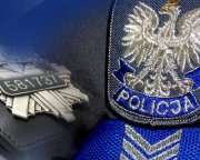 na zdjęciu widoczny fragment policyjnej czapki z orzełkiem oraz policyjna odznaka