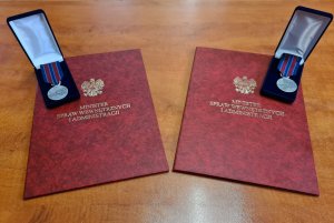 odznaki i pamiątkowe dyplomy otrzymane przez mysłowickich policjantów