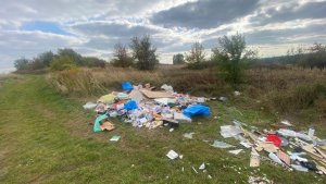śmieci rozrzucone w okolicy pola w dzielnicy Dziećkowice