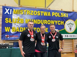zdjęcie przedstawia trzech zawodników z medalami wiszącymi na szyi