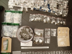 zdjęcie przedstawia narkotyki poporcjowane w specjalnych woreczkach leżące na podłodze