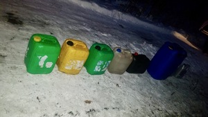 zdjęcie przedstawia kolorowe kanistry na benzynę stojące w rzędzie.