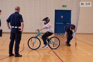 zdjęcie przedstawia policjantów w trakcie oceny konkurencji sportowej