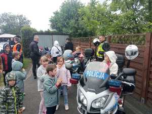 zdjęcie przedstawia dzieci wśród policyjnych motocykli