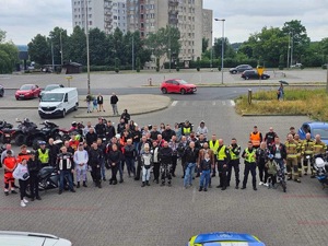 zdjęcie grupowe, widoczni motocykliści wraz z policjantami