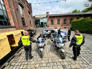 zdjęcie przedstawia policjantów prezentujących policyjne motocykle
