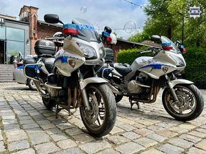 zdjęcie przedstawia  policyjne motocykle
