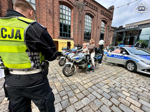 zdjęcie przedstawia policjantów prezentujących policyjne motocykle
