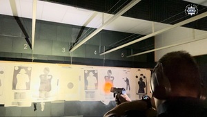 zdjęcie przedstawia policjanta w trakcie treningu na strzelnicy